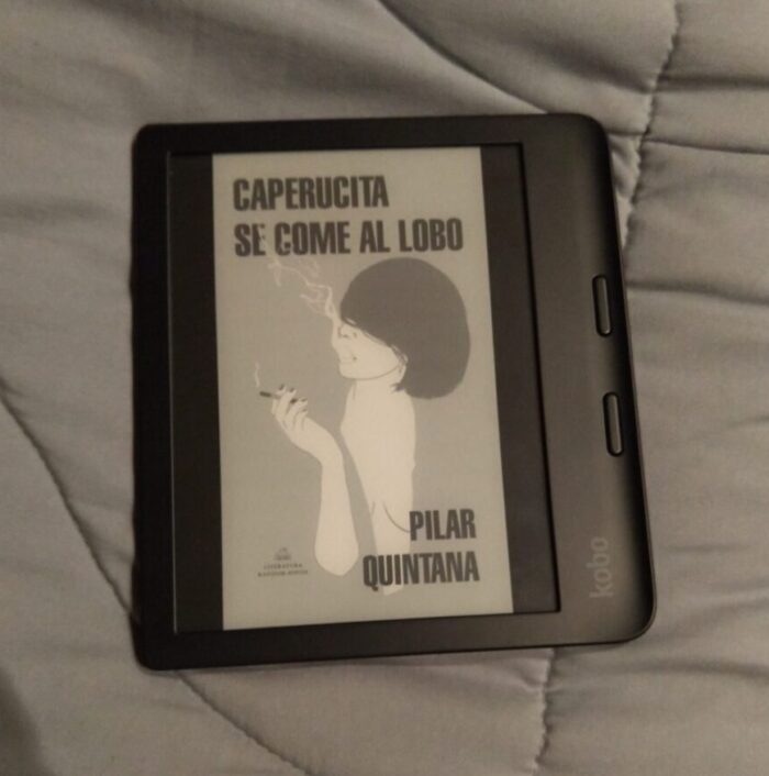 book cover: Caperucita se come al lobo shown on kobo ereader. Shows a silhouette of a woman smoking a cigarette.