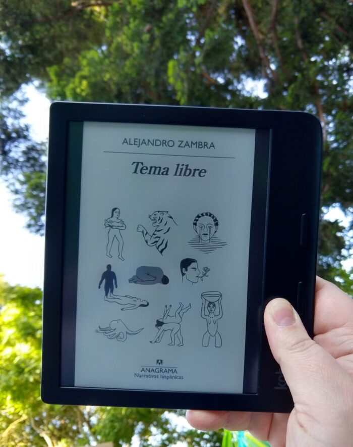 book cover for "Tema libre" shown on kobo ereader. Photo taken outside. Trees and hammock visible in the background