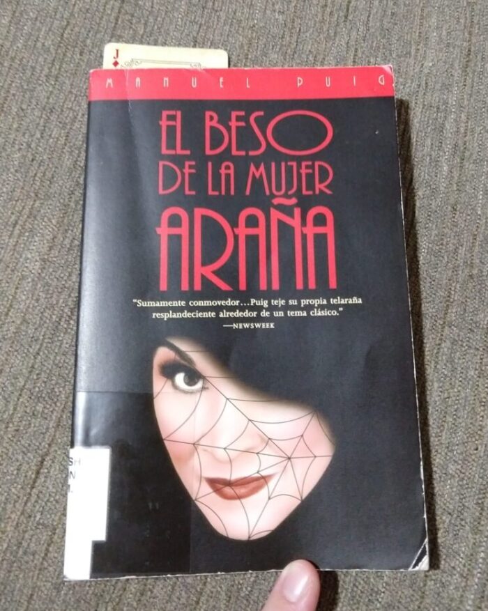 paperback book: El beso de la mujer araña