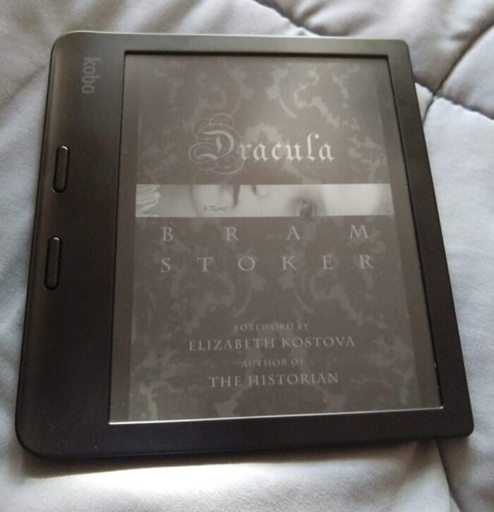 ebook cover of Dracula shown in greyscale on kobo ereader